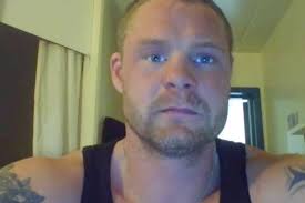 Hissa á að hafa verið dæmdur fyrir árás gegn manni sem lamdi hann í höfuðið  með kylfu