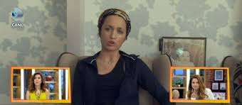 Yarışmada sesi ile olduğu kadar hikayesi ile de herkesi etkileyen mutlu kaya yarışmaya damga vurmuştu. Fikret Orman Mutlu Kaya Nin Tedavi Masraflarini Ustlendi