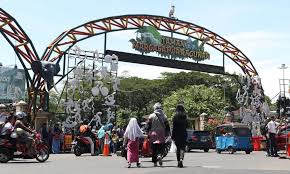 Kebun binatang masih menjadi tempat liburan alternatif menyenangkan bersama keluarga maupun kerabat terdekat. Kebun Binatang Ragunan Objek Wisata Fasilitas Alamat Jam Htm