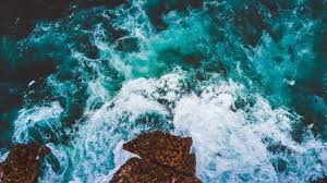The power of its waves, the way it reflects the rays of the sun and moon, and the sheer splendor when it kisses the shore: Laptop Wallpaper Ocean