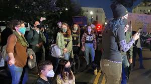 The official twitter feed for united states senator lindsey graham. Demonstrators Outside Of Sen Lindsey Graham S Home Wusa9 Com