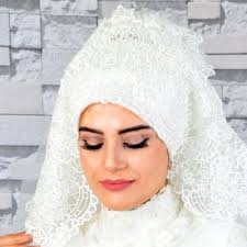 Başı açık olan gelin adaylarımız, genel olarak çiçek,duvak ve saç üçlüsünü kombine edip düğüne hazırlanırken, başı kapalı gelin adayları ise duvak,bone,çiçek ve duvak dörtlüsünü kullanmaktadırlar. Tesettur Gelin Basi Modelleri Fiyatlari Dugun Buketi