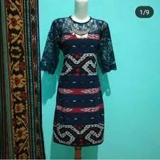 Dengan model seperti itu, kain batik yang anda gunakan akan terlihat pada bagian dalam belahan tengah rok gamis brokat yang dikenakan. Jual Dress Tenun Toraja Navi Kombinasi Brokat Elegan Kab Jepara Baju Dan Kain Tenun Tokopedia