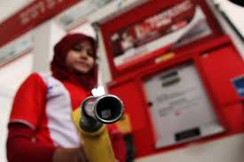 Harga minyak di pasar dunia anjlok di bawah us$ 70 per barel. Beban Pertamina Semakin Berat Di Tengah Lonjakan Harga Minyak Dunia