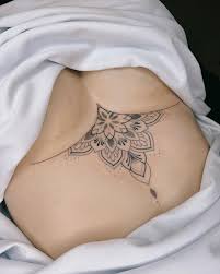 Tatuagem underboob: dicas para escolher e fotos para inspirar