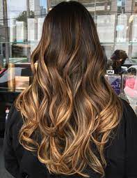 Vos cheveux manquent de luminosité? Idee Coiffure Description Balayage Caramel Meches Lumineuses De Couleur Miel Sur Longs Cheveux Cheveux Chatains Couleur Cheveux Tendance Cheveux Bruns