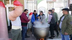 Mήνυση κατά παντός υπευθύνου για τις κότες που «παρήλασαν» και βασανίστηκαν στο καρναβάλι του τυρνάβου. Tyrnabos Kanonika Die3hx8h Kai Fetos To Mpoyrani