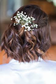 Curl your hair with a 1″ barrell iron. Downstyle Bridal Hair With Babies Breath Short Wedding Hair Short Bridal Hair Bridal Hairstyles With Braids