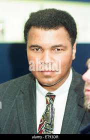 Muhammad Ali a Dillions book store in Birmingham a firmare copie del Thomas  Hauser biografia di Ali. Il 4 giugno 1992 Foto stock