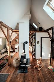 Dachausbau In Einer Alten Scheune Wohnzimmer Im Spitzboden Mit Frei Stehendem Kamin Ofen Ausbau Umnutzung Dachgeschos Spitzboden Dachausbau Alte Scheune