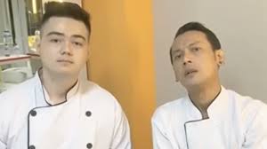 Chef juna dikenal sebagai sosok yang sukses didunia profesional kitchen. Ada Chef Juna Dan Chef Arnold Kw Penampilan Hingga Gaya Bicara Mirip Aslinya Kumparan Com