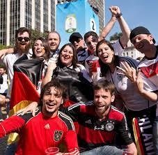Viele fußballfans aus deutschland nutzen die wm in brasilien, um sich nicht nur die spiele anzuschauen, sondern auch das land näher zu erkunden. Wm 2014 Deutsche Fans Fuhlen Sich In Brasilien Wie Zu Hause Welt