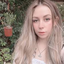 Evelyn Blair's Instagram, Twitter & Facebook