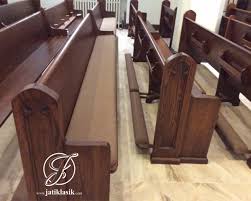 Suasana alamnya yang hijau ditambah suasana hangat di dalam rumah, bisa membuat pikiranmu menjadi tenang. Jual Bangku Gereja Kayu Jati Minimalis Tempat Berlutut Lipat Jati Klasik Furniture