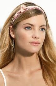 Frisuren Mit Haarband 30 Ideen Fur Einen Romantischen Look Haarband Frisur Kurze Haare Haarband Und Langhaarfrisuren