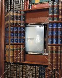 ein fernseher versteckt hinter einer falttur in einem bucherregal fernseher verstecken fernseher bucherregal