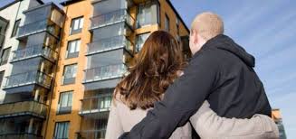 Modificările aduse programului prima casă creează posibilitatea de achiziție a unei locuințe de până la 120 de metri pătrați, în funcție de ofertele imobiliare și autoritățile spun că noua casă va debuta cel târziu la data de 15 august 2020. Prima Casa 2019 Mai Scumpa Decat Prima Casa 2018 In Arges Cu 62 Mai Putine Tranzactii Romencos Imobiliare