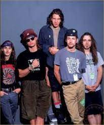 It was conceived by vocalist chris cornell of soundgarden as a tribute to his friend, the late andrew wood, lead singer of the bands malfunkshun and mother love. Temple Of The Dog Diskografie Line Up Biografie Interviews Fotos