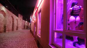Definition, rechtschreibung, synonyme und grammatik von 'nach hause' auf duden online nachschlagen. Corona Treibt Nurnbergs Prostituierte In Gefahrliche Grauzonen Nurnberg Nordbayern