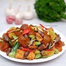 Oseng Cecek Sapi Malam Bagi Yang Bertanya2 Cecek Itu Apa Cevek Itu Kulit Sapi Tapi Ini Yang Masih Basah Ya Sebelum Dijadiin Krupuk Rambak Rebusan Tomat Ayam