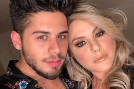 Check spelling or type a new query. Esposa De Leonardo Se Posiciona Sobre Gravidez De Ze Felipe E Virginia