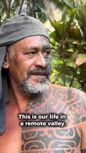 Beautiful Marquesan fruit bowl 🌺 hand-carved from oceanic walnut and  adorned with ancestral symbols. Perfect for displaying fruits and adding a  touch of Marquesan style to your home. ✨ Available at cannibal-art.com (