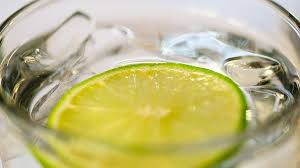 The juice of a lemon has a healthy dose of citric acid (at about 5%). Gin Tonic La Ricetta Perfetta Con Ingredienti Dosi E La Storia Del Cocktail Gin Tonic Ricette Cocktail