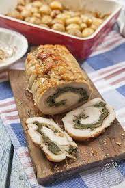 A cottura ultimata toglierlo dal forno, lasciarlo riposare e tagliarlo a fette. Arrosto Di Pollo Farcito E Patate Novelle Al Forno Ideericette