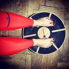 Zkusíme popsat způsob, jak „žít život věřícího člověka a přesto stát nohama na zemi. Martina Viktorie Kopecka S Feet Wikifeet