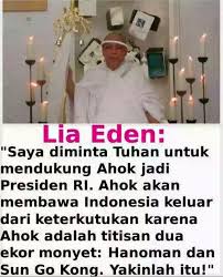 Minggu 30 mei 2015, kelakuan edan si lia eden yang ingin pergi ke surga.lia eden menunggu ufo di monas untuk berangkat ke surga. Kekonyolan Agama Salamullah Kerajaan Tuhan Lia Edan Myrepro