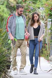 Ben affleck and ana de armas both star in deep water. de armas is a native of cuba and studied theater in havana, according to her imdb page. Ben Affleck Bruder Casey Schwarmt Von Ex Ana De Armas Gala De