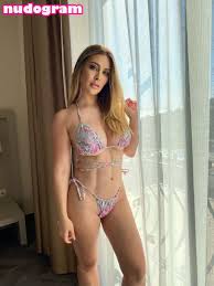 Lizy P lista para irse a dormir - sin ropa