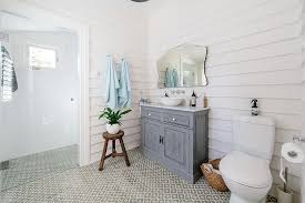 Hancock bathroom floor cabinet features a pure white finish that attractively and wonderfully matches any color schemes and decor styles of pages with related products. 25 Wood And White Bathrooms For A Trendy Relaxing Shower