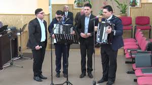 O modalitate de a inspira acel sentiment de apartenență este ca fiecare membru al echipei să se familiarizeze cu ceea ce fac ceilalți membri. Fratii Strugariu Ce Frumos Va Fi In Ceruri 2017 Chords Chordify