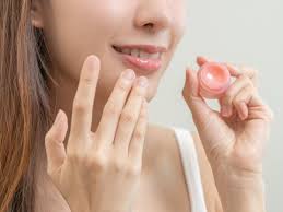 सर्दियों के लिए घी और नारियल तेल से बनाएं लिप बाम, मिलेंगे  मुलायम-हाइड्रेटेड होंठ How to Make Lip Balm With Ghee and Coconut Oil,  ब्यूटी टिप्स - Hindustan