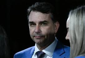 Dois em cada três eleitores de Flávio Bolsonaro podem mudar voto para derrotar Lula, diz pesquisa