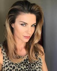Martina colombari, 43 anni il prossimo 10 luglio, sul social posta uno scatto che la ritrae con indosso un abito bianco. Martina Colombari Sex With Costacurta Ruined My Knees The 44 Year Old Former Miss Italy Martina Marca English