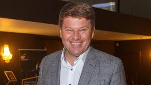 Эту трансляцию зрители запомнят надолго благодаря спору между спортивным комментатором. Tam Gde Zemlya Ploskaya Guberniev O Vozvrashenii Buzovoj V Futbol