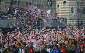 By combining our local knowledge and. Volunteers Wave National Flags Malaysia Celebrates 58th National Day Foto Astro Awani