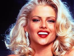 La trágica historia de Anna Nicole Smith, la Marilyn Monroe de los años 90  que pudo ser Cameron Diaz en 'La máscara'