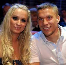 Lukas podolski gilt als stimmungsaufheller der nationalmannschaft. Nationalsturmer Lukas Podolski Heiratet Heimlich Seine Monika Welt