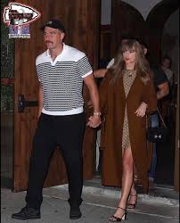 Taylor Swift Finally Reveals Who Set Her Up with Travis Kelce And It Might  Be A Little Surprising: “I'm looking at the headlines and perusing around  on the Internet and I see