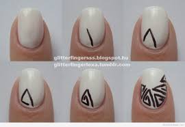 Una excelente guía para aprender como decorar uñas paso a paso, si mira estos geniales diseños paso a paso que podrás realizar tu misma en casa, si ya eres una profesional en la decoración de estos modelos de uñas con cintillas son mucho más fáciles de realizar para aquellas chicas que no. Triangulos Unas Pintadas Todo Sobre El Nail Art El Arte De Pintarte Las Unas Diseno De Unas Faciles Imagenes De Unas Decoradas Unas Decoradas
