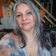 Jason Momoa causó suspiros mientras le arreglaba el peinado a Adria Arjona,  su novia, a su paso por la alfombra roja de 'Minecraft'