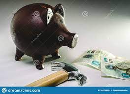 A Punto De Romper El Banco Piggy Con Dinero Inglés Para Enfrentar Los  Ahorros En Tiempos De Crisis Económica Imagen de archivo editorial - Imagen  de futuro, sindicato: 168288994