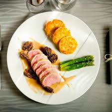 Quasi De Veau Cuit A Basse Temperature Sauce Aux Morilles Fines Galettes De Pommes De Terre Asperge Recettes De Cuisine Quasi De Veau Galette Pomme De Terre