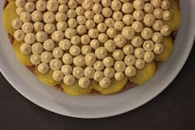 Einen tortenring um den biskuit legen. Schokoladenbiskuit Torte Mit Mango Kaffeelikor Und Dulce De Leche