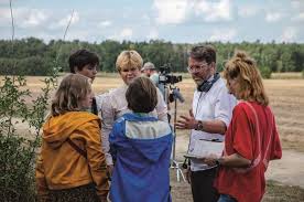 Once you realize that the whole movie is mixing up everything tkkg lived through since being first published in 1979, you will enjoy the love to details and style. Thalheim Zu Tkkg Voller Anspielungen Auf Die 80er Jahre