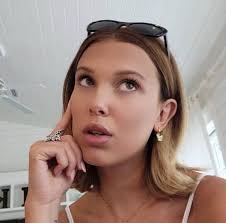 Guess who's turning 21 years old today, ladies and gentlemen??? It's  “Stranger Things” actress Millie Bobby Brown!!! 🎂🎁🎉🥳😘💋❤️🔥💯🤗