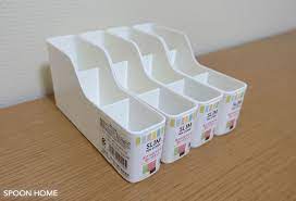 100均セリアの新商品 スリムペンスタンド は文房具や小物の立てる収納におすすめのグッズです 幅が狭く ポケットの高さが分かれているので種類が異なる物をまとめて収納することができます 1個100円なので数を揃えやすいのもおすすめのポイントです 収納